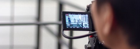 Video-Agentur für Produktionen und Social Media - Erklär- oder Imagefilme: Mit Musik, starken Bildern, KI-Sprechern oder Animation? Oder Social Media Videos: für Instagram, LinkedIn – als Ad oder im Feed? 