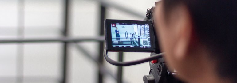 Video-Agentur für Produktionen und Social Media - Erklär- oder Imagefilme: Mit Musik, starken Bildern, KI-Sprechern oder Animation? Oder Social Media Videos: für Instagram, LinkedIn – als Ad oder im Feed? 